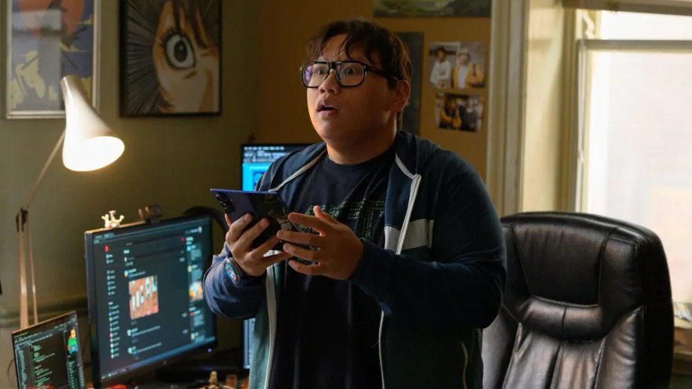 Ned Leeds sử dụng điện thoại Galaxy Z Fold 7 của Samsung (Ảnh: Internet)
