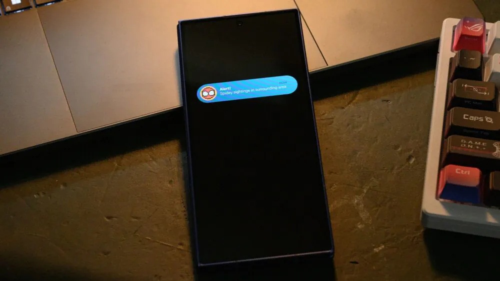 Thông báo cảnh báo Spidey Tracker trên điện thoại Galaxy Z Fold 7 (Ảnh: Internet)