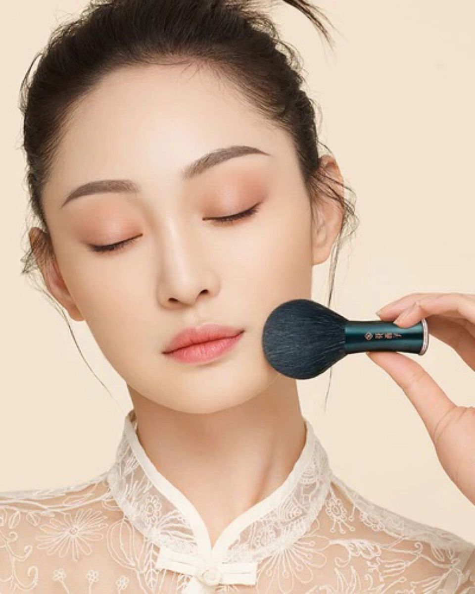 Phủ nhẹ phấn để khóa màu son