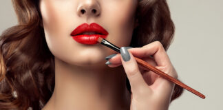 Dùng cọ môi để chỉnh sửa