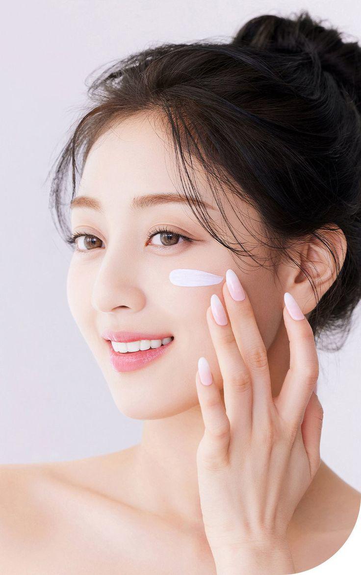 Da dầu và da hỗn hợp vẫn cần dưỡng ẩm: Sự thật nhiều người hiểu lầm Bít tắc lỗ chân lông chăm sóc da da dầu da hỗn hợp da khỏe dưỡng ẩm dưỡng ẩm đúng cách kiểm soát dầu thừa làm sạch da Làm sạch da đúng cách tẩy tế bào chết