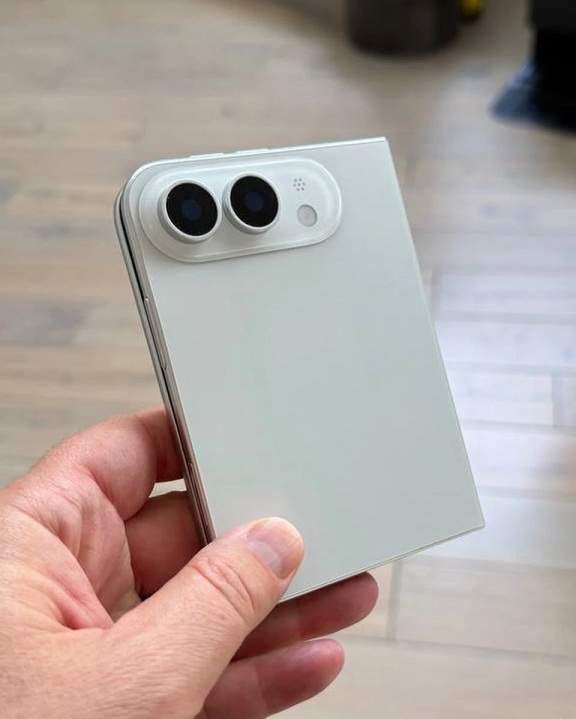 Mô hình iPhone màn hình gập được tiết lộ (Ảnh: Internet) Mô hình iPhone màn hình gập được tiết lộ (Ảnh: Internet)
