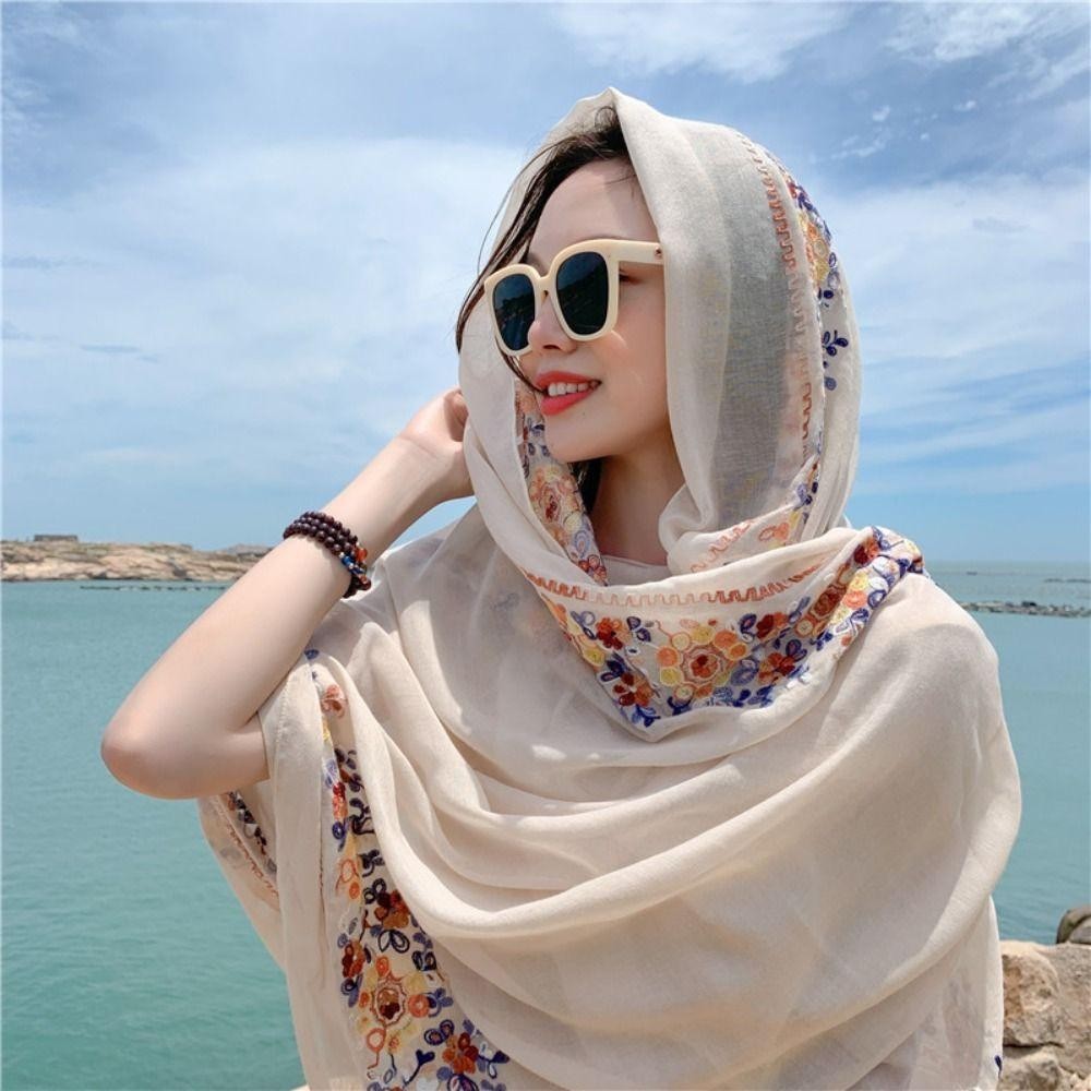 Để giảm thiểu tác hại từ tia UV, bạn nên kết hợp thêm nhiều biện pháp khác như đội mũ rộng vành, đeo kính râm, mặc quần áo chống nắng
