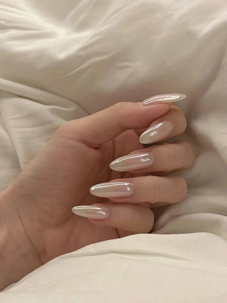 phù hợp với mọi độ dài móng và mọi màu da, đồng thời mang lại cảm giác hiện đại, thời thượng nhưng vẫn thanh lịch