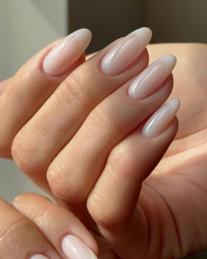thường trong suốt hoặc màu da tự nhiên, còn phần đầu móng chỉ sáng hơn một chút hoặc được xử lý bằng hiệu ứng chuyển màu mềm mại