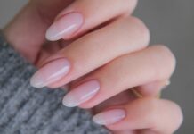 Kiểu móng Pháp vô hình: Xu hướng làm đẹp tinh tế giúp đôi tay trông sang trọng mà không cần quá nổi bật Móng Pháp vô hình là phiên bản được tinh giản từ kiểu móng Pháp truyền thống