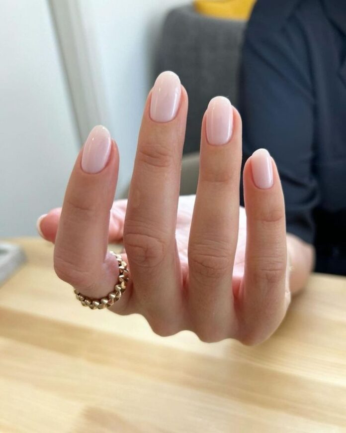 Một bộ móng ngắn được tạo hình chỉn chu có thể mang lại vẻ sang trọng không kém bất kỳ kiểu móng dài nào.