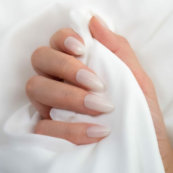 Một trong những ưu điểm lớn nhất của móng tay màu sữa dừa là khá dễ thực hiện, ngay cả khi bạn tự sơn tại nhà