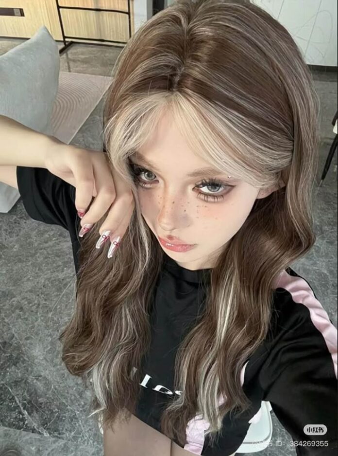 Tóc nhuộm highlight nền nâu mocha