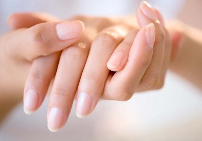 Thay vì tập trung tạo hiệu ứng thẩm mỹ tức thời, phương pháp này hướng đến việc phục hồi và tăng cường sức khỏe của móng theo thời gian