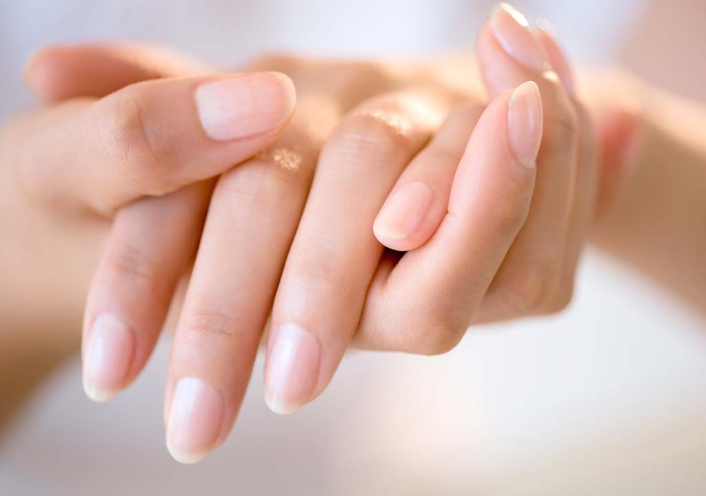 Thay vì tập trung tạo hiệu ứng thẩm mỹ tức thời, phương pháp này hướng đến việc phục hồi và tăng cường sức khỏe của móng theo thời gian