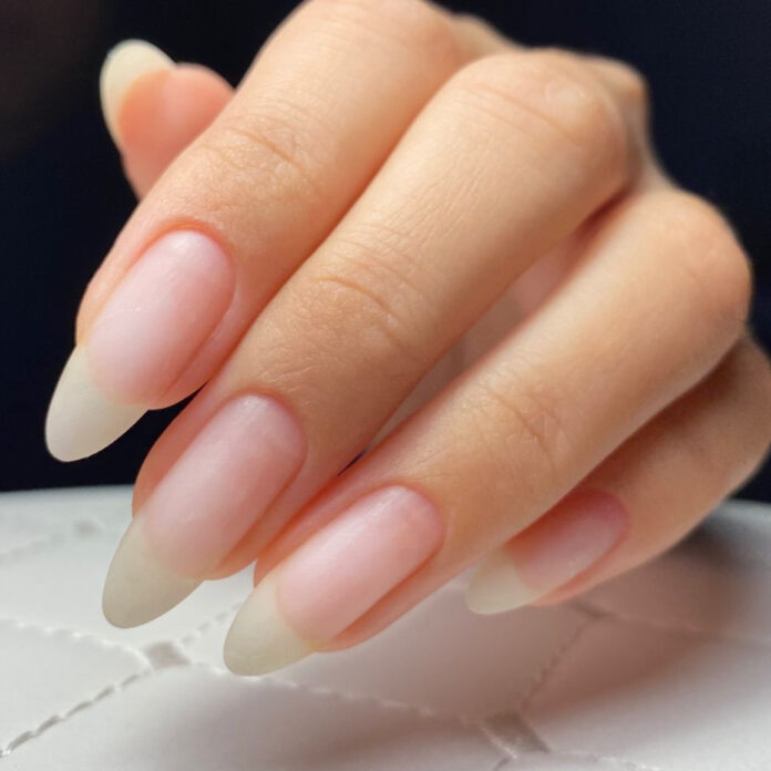 Bền bỉ, phù hợp với hầy hết mọi người, bảo dưỡng cực kỳ đơn giản,...là những lý do quan trọng giúp làm móng kiểu Nhật Bản được nhiều người yêu thích