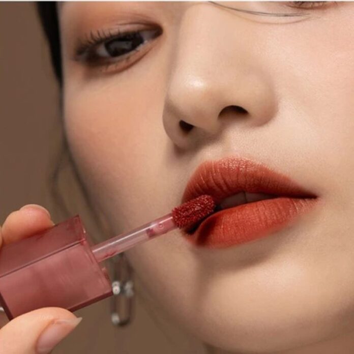Sử dụng son tint làm lớp nền