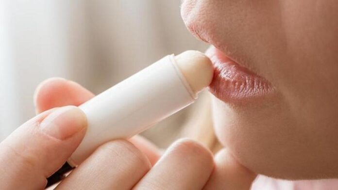 Dưỡng môi mềm mại, mịn màng