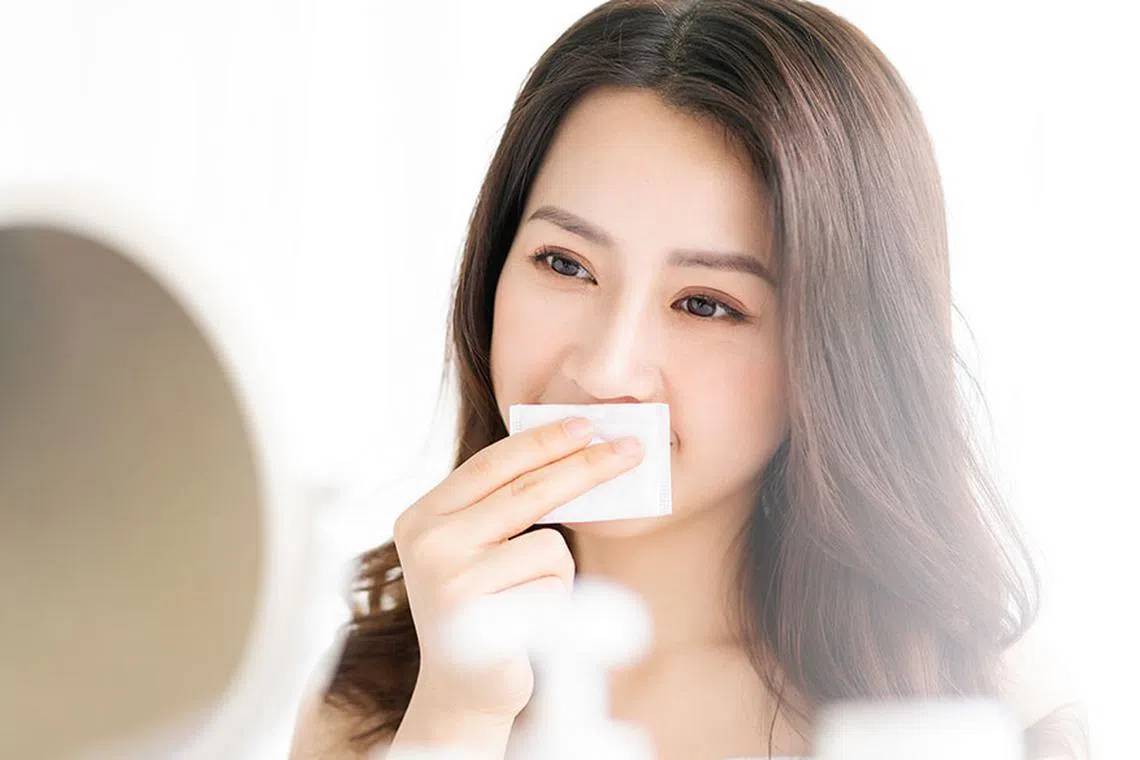 Thấm son giữa các lớp để tăng độ bám màu
