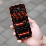 Một mẫu iPhone cao cấp với thiết kế mặt trước quen thuộc, nơi các công nghệ xác thực sinh trắc học đóng vai trò quan trọng.