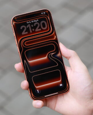 Một mẫu iPhone cao cấp với thiết kế mặt trước quen thuộc, nơi các công nghệ xác thực sinh trắc học đóng vai trò quan trọng.
