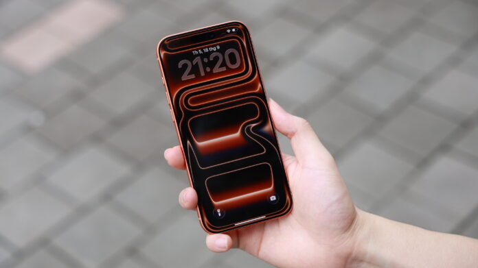 Một mẫu iPhone cao cấp với thiết kế mặt trước quen thuộc, nơi các công nghệ xác thực sinh trắc học đóng vai trò quan trọng.