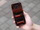 Một mẫu iPhone cao cấp với thiết kế mặt trước quen thuộc, nơi các công nghệ xác thực sinh trắc học đóng vai trò quan trọng.