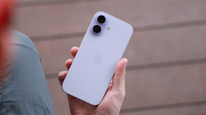 Thiết kế mặt lưng và cụm camera vẫn là một trong những yếu tố giúp iPhone cao cấp tạo khác biệt qua từng thế hệ.