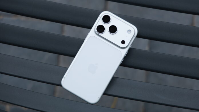 Mặt sau của một mẫu iPhone cao cấp, gợi nhắc xu hướng nâng cấp camera và hoàn thiện thiết kế trên các thế hệ mới.