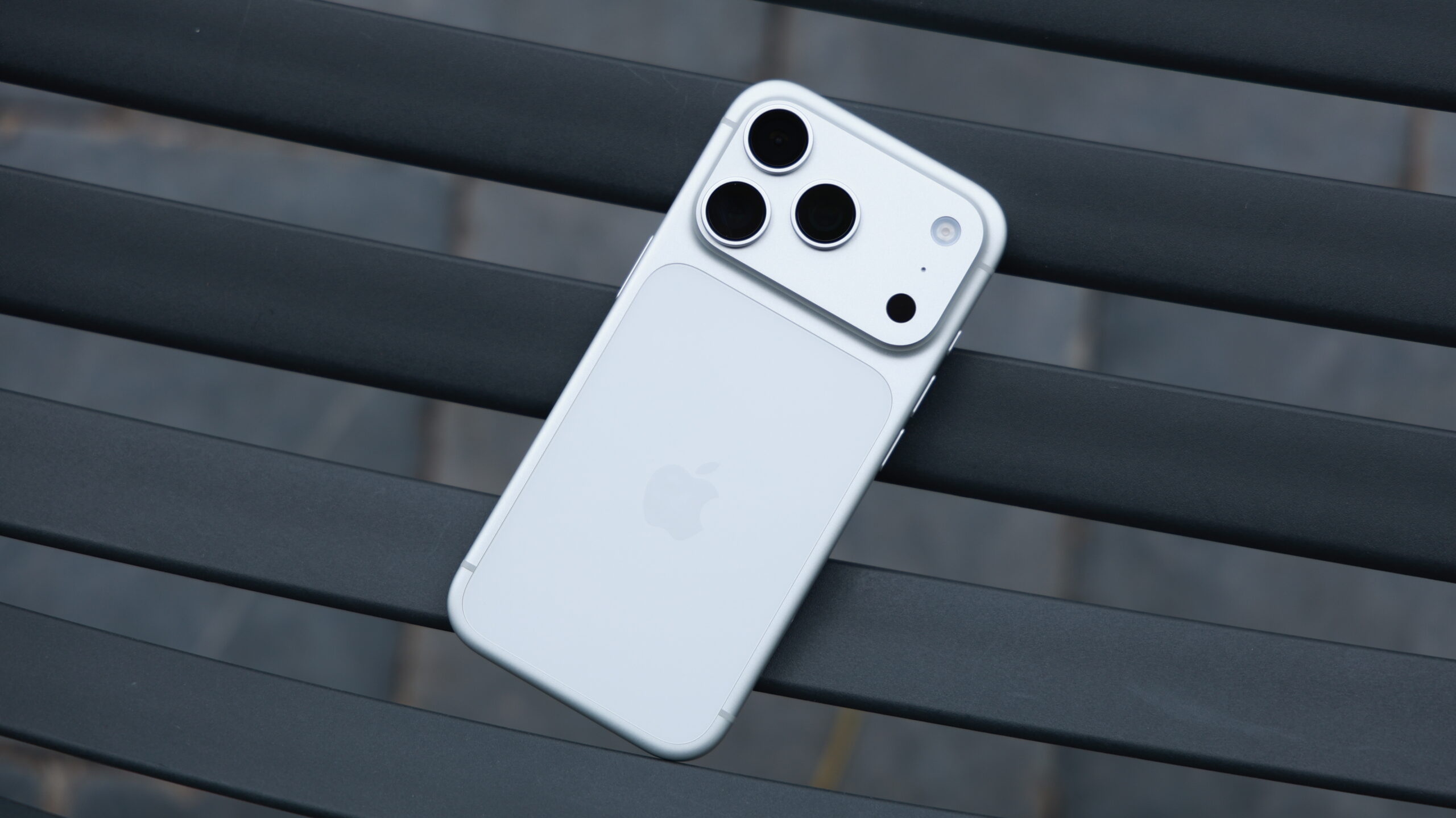 Mặt sau của một mẫu iPhone cao cấp, gợi nhắc xu hướng nâng cấp camera và hoàn thiện thiết kế trên các thế hệ mới.