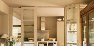Điểm đặc trưng của bếp vô hình là hệ tủ liền mạch, các thiết bị được giấu khéo léo phía sau cánh tủ, giải pháp lưu trữ thông minh và những đường nét thiết kế tối giản