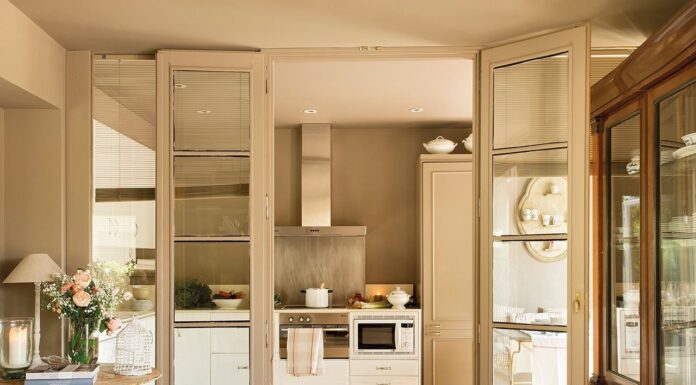 Bếp vô hình là gì? Vì sao xu hướng thiết kế này đang chinh phục những ngôi nhà hiện đại? Điểm đặc trưng của bếp vô hình là hệ tủ liền mạch, các thiết bị được giấu khéo léo phía sau cánh tủ, giải pháp lưu trữ thông minh và những đường nét thiết kế tối giản