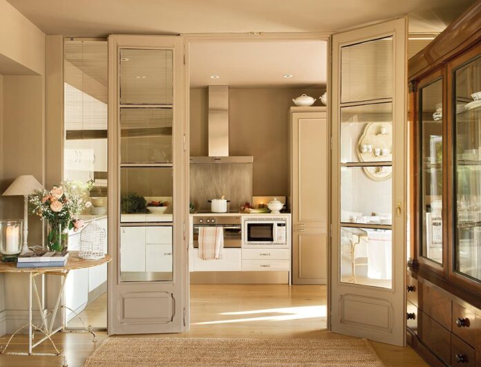 Điểm đặc trưng của bếp vô hình là hệ tủ liền mạch, các thiết bị được giấu khéo léo phía sau cánh tủ, giải pháp lưu trữ thông minh và những đường nét thiết kế tối giản