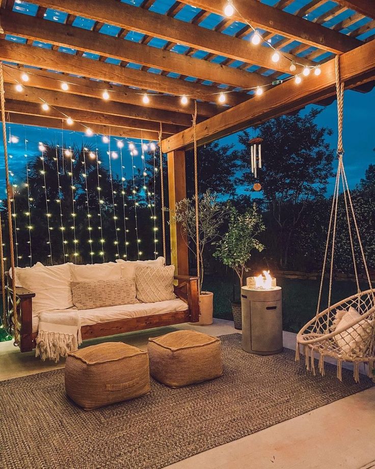 Những dây đèn LED nhỏ, đèn lồng hay nến điện sẽ mang đến ánh sáng dịu nhẹ, giúp không gian trở nên ấm cúng và lãng mạn hơn sau khi mặt trời lặn