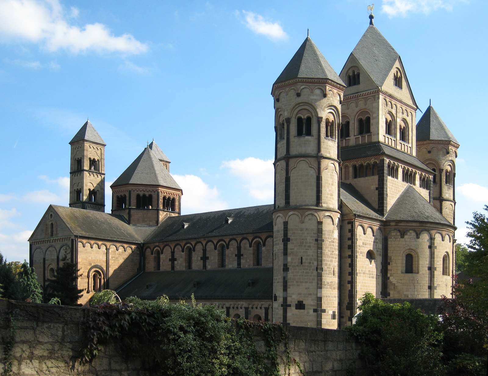 Ảnh hưởng của phong cách kiến trúc Romanesque. Nguồn: Internet