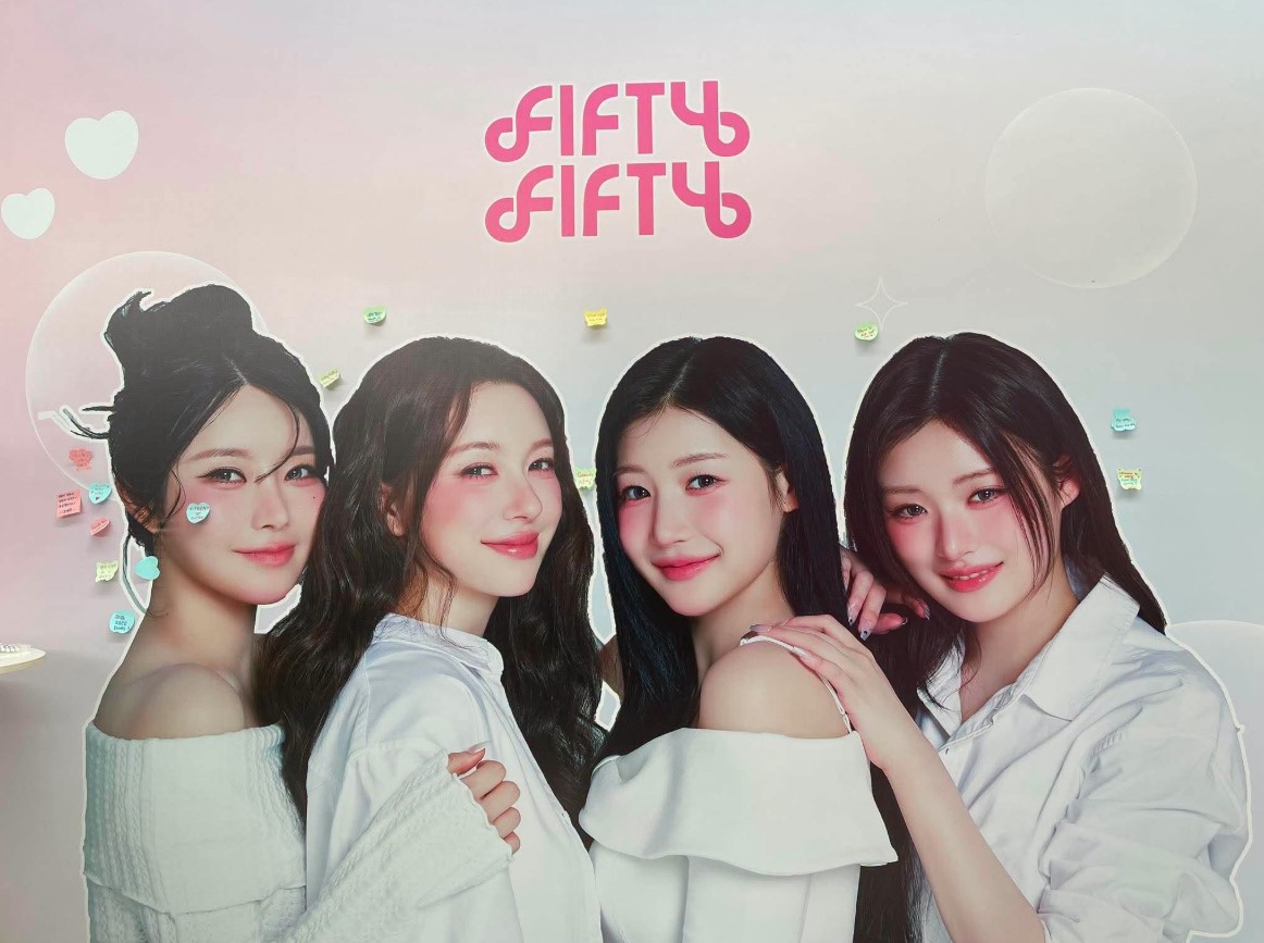 Nhóm sẽ mang những bản hit Cupid và ca khúc mới đến fancon (Ảnh: Internet)