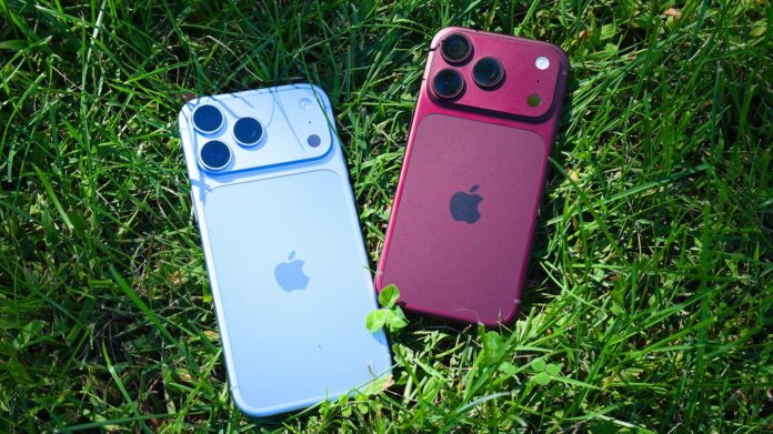 iPhone 18 Pro màu Băng Thanh và Đỏ Burgundy đặt trên bãi cỏ ngoài trời, cả hai đều đạt chuẩn chống nước, chống bụi IP68 (Ảnh: ZDNET)