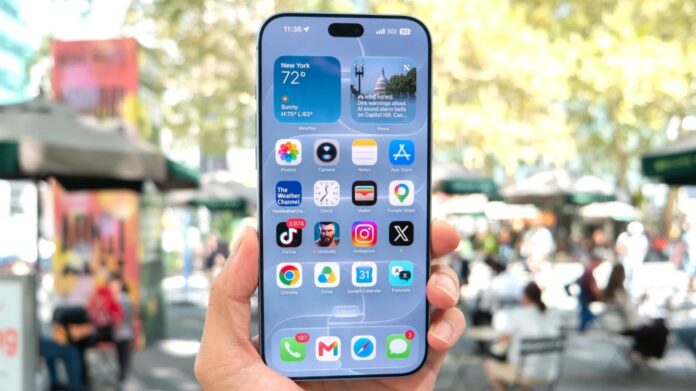 Mang iPhone ra ngoài hằng ngày, bạn chỉ cần để ý thời tiết và lau khô máy nếu bị dính mưa (Ảnh minh hoạ)