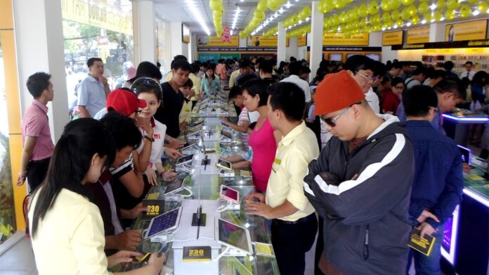 Khách hàng có thể cầm thử dòng iPhone mới tại siêu thị Thế Giới Di Động trước khi quyết định mua. Ảnh: Thế Giới Di Động